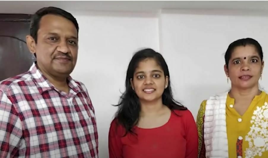Mamta Yadav with her father and mother 